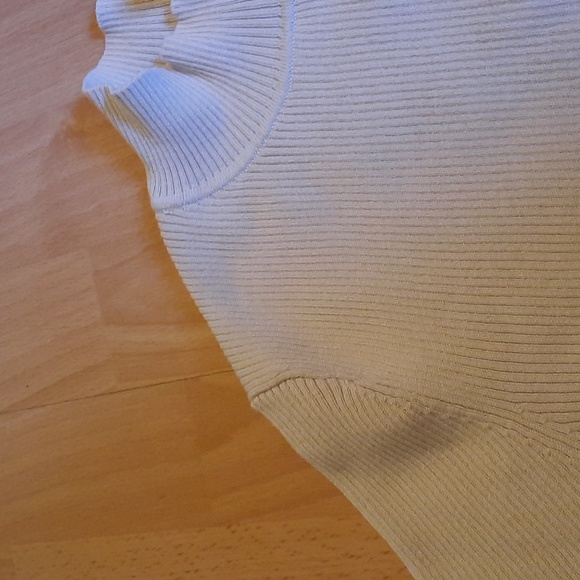 H&M ribbed turtleneck sweater 🤍 - Picture 4 of 7